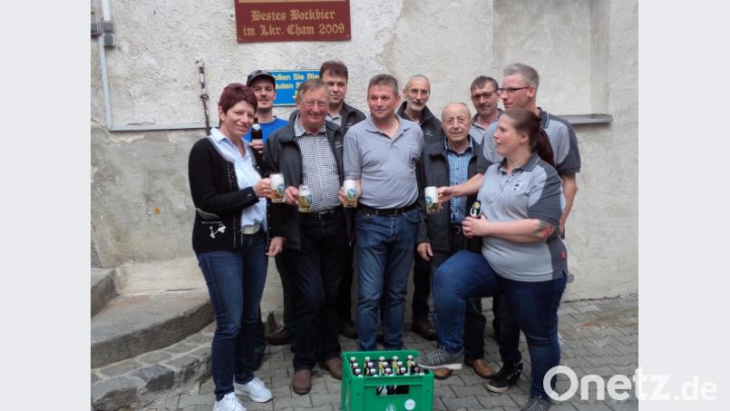 Schirmherrin Margit Reichl (links) und Vorsitzender Johann Schmid (Dritter von links) testeten das Festbier. Bild: pko