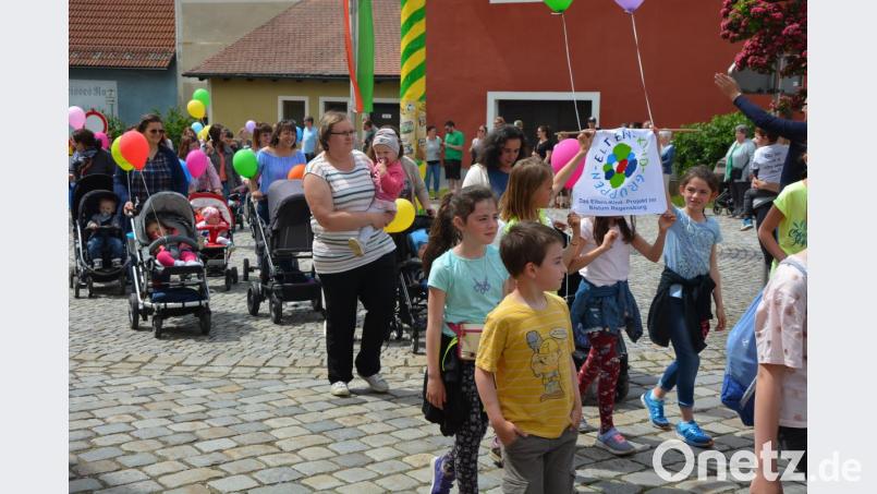 Am Kinderfestzug beteiligten sich auch viele Eltern. Bild: jr