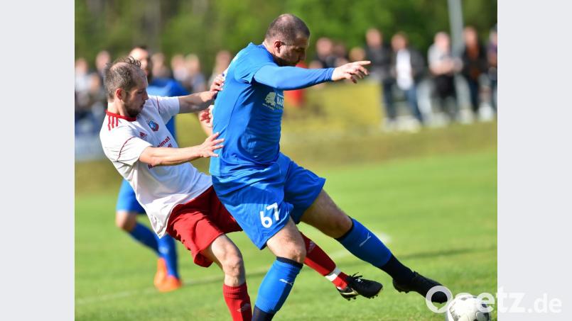 In der ersten Runde setzte sich der FV Vilseck (im Bild rechts Torjäger Oktay Türksever) gegen die SpVgg Vohenstrauß (Bild) durch, im zweiten Relegationsspiel geht es gegen den Vizemeister der Kreisliga West Schwandorf, den SC Ettmannsdorf II. Bild: A. Schwarzmeier