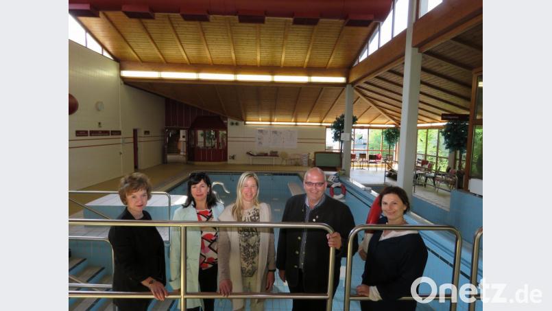 Susanne Neumann, Andrea Lamers, Annette Spreitzer, Bürgermeister Klaus Meyer und Chriska Wagner (von links) treffen sich jetzt häufiger im Badehaus. Es gibt viel zu besprechen vor der Generalsanierung. Bild: ubb