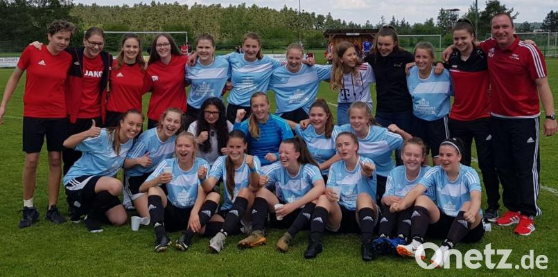 Geschafft! Die B-Juniorinnen des TSV Theuern bejubeln nach ihrem 7:2-Sieg gegen den SV Gundelsheim den Titelgewinn in der Landesliga Nord und den Aufstieg in die Bayernliga. Bild: exb