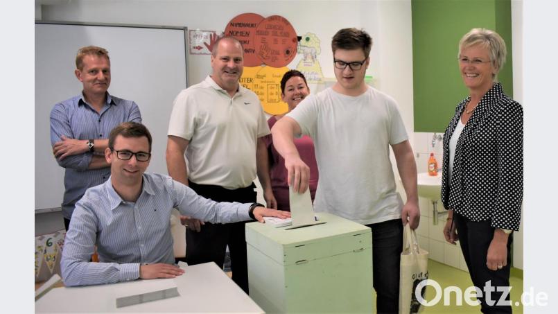Josef Sperber darf an seinem 18. Geburtstag zum ersten Mal einen Stimmzettel in die Wahlurne werfen. Bild: rgr