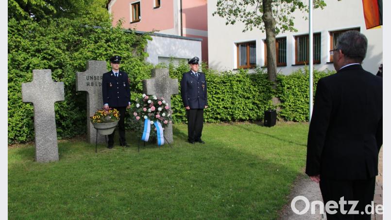 Bürgermeister Norbert Bücherl gedachte der verstorbenen Bürgerschaft von Freihung am Kriegerdenkmal Bild: nbu