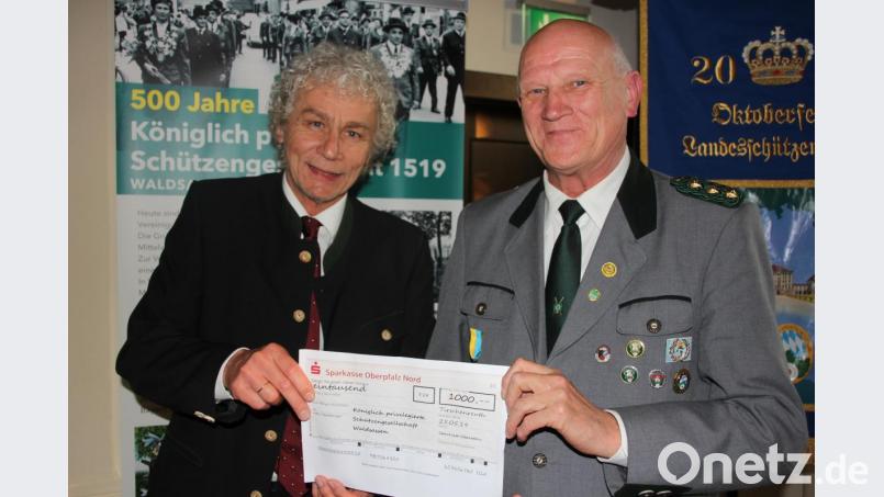 Landrat Wolfgang Lippert überreichte aus dem Sparkassenfond eine Spende in Höhe von 1000 Euro an Schützenmeister Alfred Koch. Bild: kro