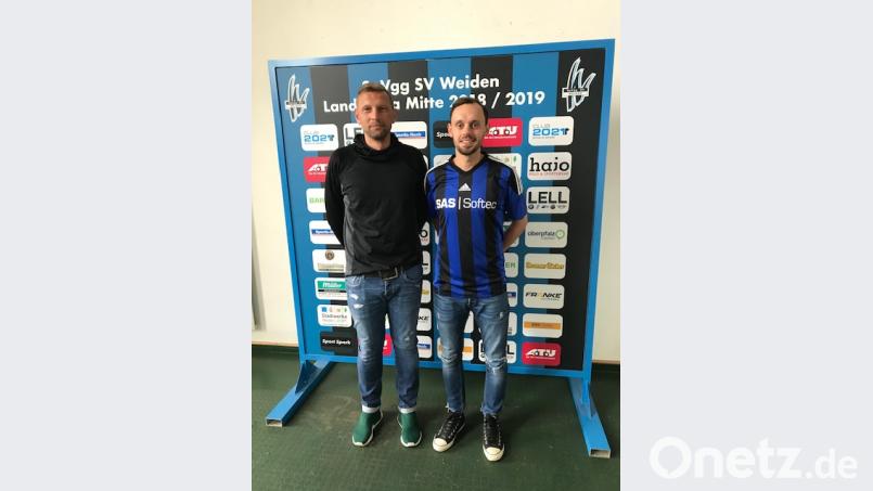 Filip Trantina (rechts) wechselt vom 1. FC Bad Kötzting zur SpVgg SV Weiden, Trainer Andreas Scheler freut sich über den Neuzugang. Bild: exb