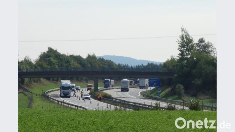 Unterschiedliche Vorbereitungsmaßnahmen künden vom baldigen Start einer Erneuerung des maroden Fahrbahnbelags der A 6 an Waidhaus vorbei. Bild: fjo