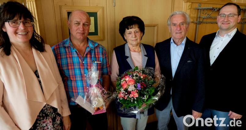 Anerkennung gibt es für Alfons Lehner, der nach 53 Jahren den Aufsichtsrat verlässt, und Vorstandsmitglied Sigi Schell, der 25 Jahre Mitverantwortung trug. Von links: Vorstandsvorsitzende Marika Mauerer, Sigi Schell, Margot Lehner, Alfons Lehner und Thomas Stetter. Bild: le