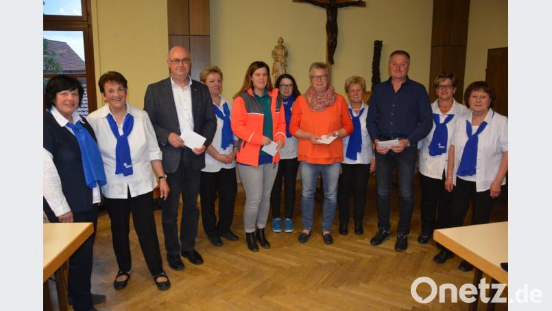 1500 Euro für den guten Zweck verteilte der Katholische Frauenbund Mitterteich. Im Bild die Übergabe mit den Spendenempfängern (mit Kuverts, von links) Wolfgang Hecht (Pfarrei St. Jakob), Natalie Wölfl (Rotes Kreuz), Marion Puchta (Obst- und Gartenbauverein) und Edgar Wenisch (Verein „Kopf hoch“). Bild: jr