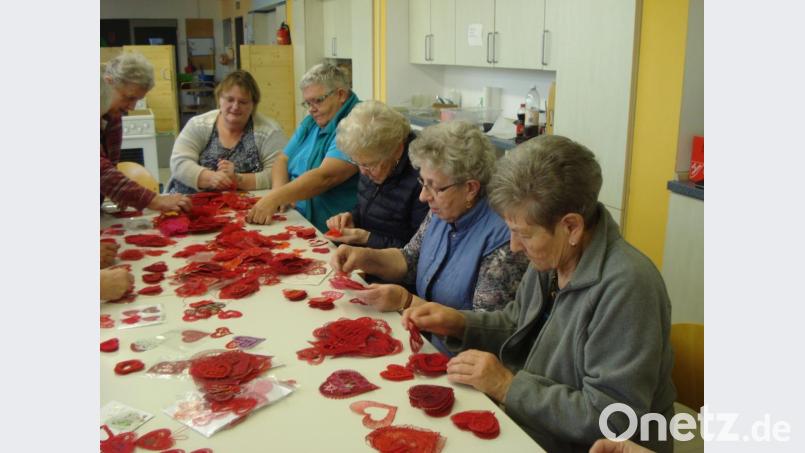 Die Klöppelfrauen aus der Region sortieren die eingetroffen Herzen. Bild: gz
