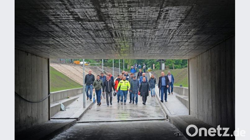 Bauleiter Daniel Scharnagl (mit gelb-grüner Weste) berichtete den CSU-Vertretern beim Ortstermin, dass der Wittgarten-Durchstich im Herbst fertiggestellt sein wird. Der Tunnel selbst ist 25 Meter lang, er wird gefliest und gut ausgeleuchtet. Bild: Gabi Schönberger