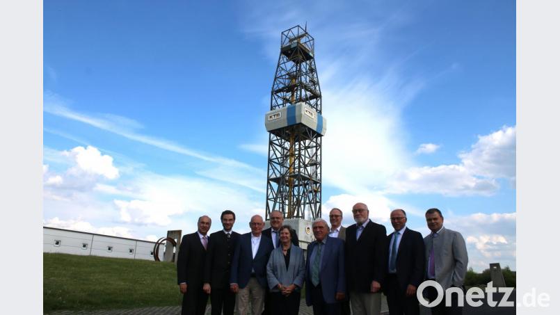 Das Ende einer Ära feierten die Mitglieder von Stiftung und Förderverein: Von Rechts: Karl-Heinz Budnik (Kuratorium), stellvertretender Landrat Albert Nickl, Georg Stahl (scheidender Vorsitzender des Fördervereins), Gert Wölfel (vorne, scheidender Vorstand der Stiftung), wissenschaftlicher Leiter der KTB, Frank Holzförster, zukünftiger Vorstand Christine von Seckendorff, Weidens Bürgermeister Lothar Höher, scheidendes Mitglied des Kuratoriums Claus Chur, neuer Vorsitzender des Fördervereins, Stephan Oetzinger, sowie das Mitglied des Kuratoriums, Josef Pflaum. Bild: sne