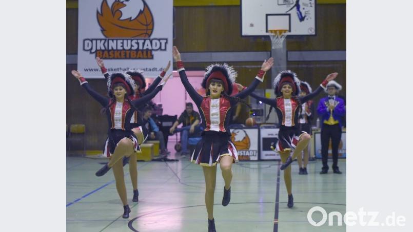 Showauftritte der Neustädter Jugendgarde, wie hier bei den Basketballern der DJK, könnten in Zukunft noch häufiger werden. Wegen vieler neuer Tänzerinnen soll eine weitere Tanzgruppe formiert werden. Bild: Tobias Schwarzmeier