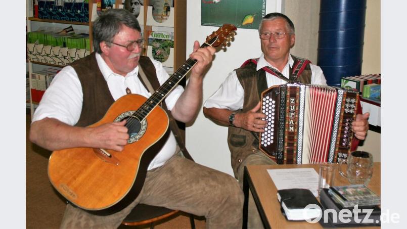 Viele kennen „Siggi“ Sterr (rechts) auch über die Grenzen des Ortes hinaus als Volksmusikanten. Hier spielt er zusammen mit Alfons Kistenpfennig auf. Archivbild: cr