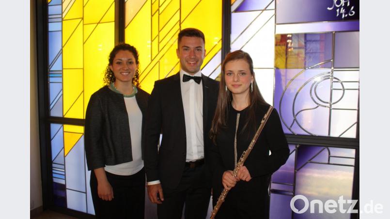 Sängerin Ashley Carter, Organist Lars Amann, Querflötistin Johanna Nickl (von links) widmen sich im Konzert in Letzau Bachs Chorälen. Bild: R. Kreuzer
