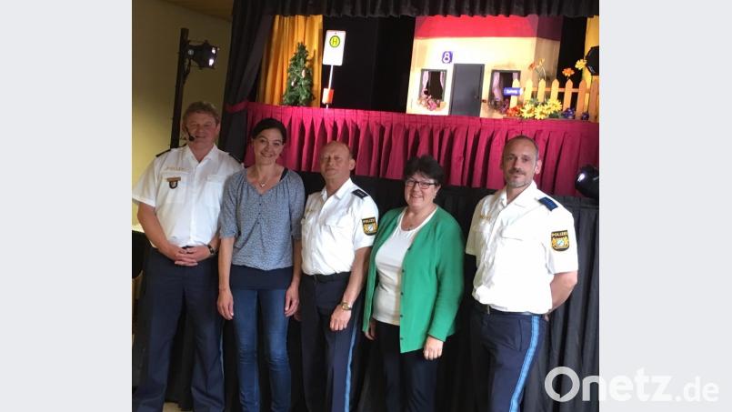 Die Seniorenbeauftragten Birgit Neumann (Zweite von links) und Christina Rosner (Zweite von rechts0) danken den
Puppenspielern Helmut Fritsch, Georg Hüttner und Thomas Nörl (von links). Bild: cro