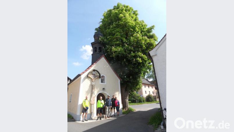 Die Kapelle zu Ehren des heiligen Judas Thaddäus ist mit einem schönen Kastanienbaum an der Seite der Mittelpunkt von Wetzldorf. Bild: exb