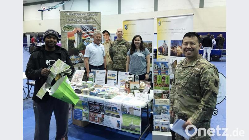 Informationen für die US-Soldaten über Freizeitmöglichkeiten und Einrichtungen in und um Grafenwöhr gibt es beim "T.E.A.M. Day". Oberst Seth A. Knazovich (Mitte) begrüßt dabei auch Kulturmanagerin Birgit Plößner (hinten, rechts) und Stadt- sowie Kreisrat Gerald Morgenstern (links). Bild: exb