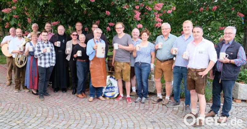 Sie alle leisten mit ihren Vereinen bereits umfangreiche Vorarbeiten für die „Aktion Kirwabaum“, die heuer in der Regie von Schorsch Matzke von der Blaskapelle federführend über die Bühne geht. Bei der Bierprobe bei der Festwirtfamilie Hanauer konnten sich auch Ehrengäste von der Qualität des Festbieres überzeugen. Bild: mab
