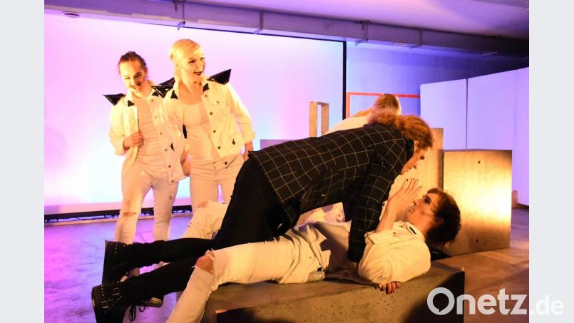 Mr. Deltoid (gespielt von Michael Zanner, schwarze Kleidung) möchte Alex zur Vernunft bringen. Seine Droogs (Verbündeten) lachen ihn im Hintergrund aus. Bild: Freya Stöckl