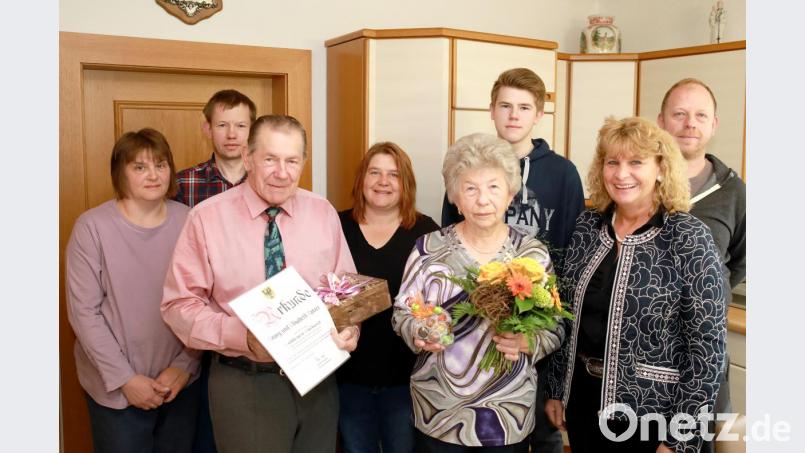 Goldene Hochzeit feiern Georg und Elisabeth Panzer (zweiter und vierte von links). Dem Ehepaar gratulierte dritte Bürgermeisterin Sonja Heindl (zweite von rechts). Mit auf dem Bild (von links) Schwiegertochter Michaela mit Ehemann Markus, Tochter Michaela, Enkel Martin und Sohn Tobias. Bild: njn
