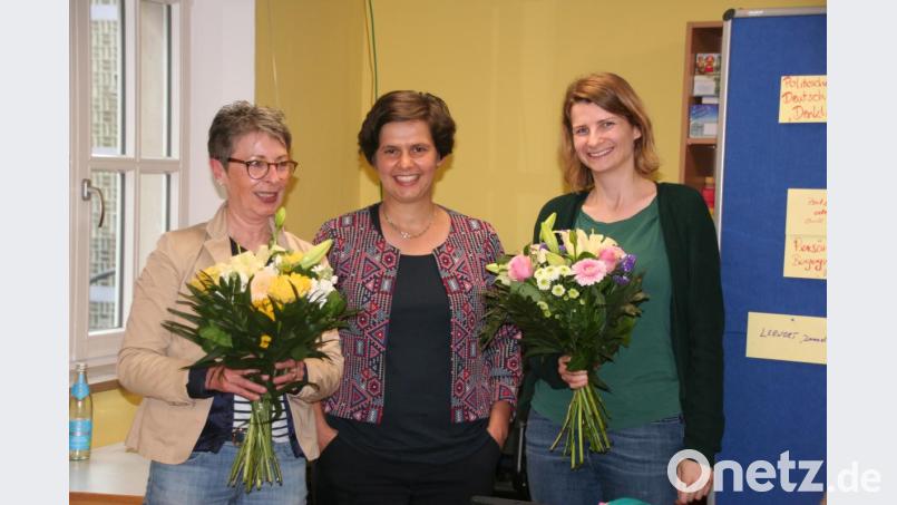 Projektreferentin Tanja Fichtner (Mitte) dankt mit einem Blumenstrauß Claudia Sörgel (links) und Cornelia Treml (rechts) für ihr Engagement bei den deutsch-tschechischen Schulprojekten. Bild: Susanne Götte