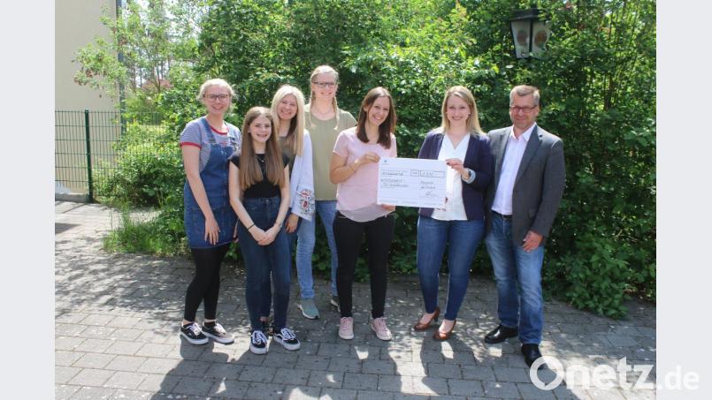 Die Mädels von SV Grafenwöhr Tanzen um Tina Neuber (Dritte von rechts) freuten sich eine 1800-Euro-Spende, die ihnen Angela Schecklmann-Braunreuther (Zweite von rechts.) und Karl Schecklmann von der Zürich Versicherung überreichen. Bild: sne