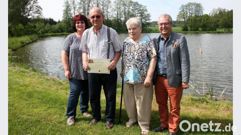 Baptist Höfer feierte 80. Geburtstag. Es gratulierten Tochter Jutta (links) sowie Ehefrau Monika und Bürgermeister Toni Dutz (rechts). Bild: wro