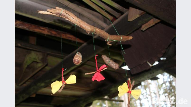 Ein Mobile aus Butzelkühen und kleinen Ästen, das von den Kindern gebaut wurde. Bild: Susanne Forster