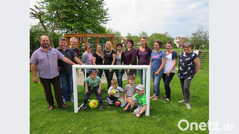 Jetzt kann es losgehen. Die Kinder und das Kindergartenteam freuen sich über die Spende der Freien Wähler. Bild: adj