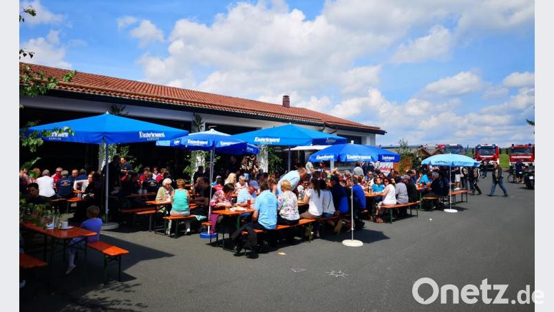 Nicht nur zur Mittagszeit, sondern auch beim Frühschoppen, am Nachmittag und am Abend ist das Feuerwehrfest stark besucht. Bild: mde