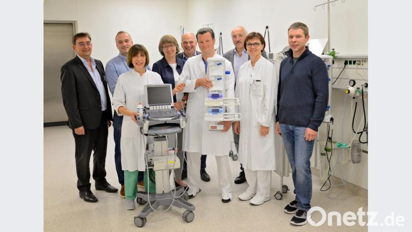 Spendenübergabe am Krankenhaus St. Barbara: Das Bild zeigt von links Michael Enzmann, Wolfgang Wack, Dr. Regina Birk, Gabi Leichtl, Frank Hederer, Dr. Jochen Spieß, Maxilmilian Zepf, Dr. Elisabeth Bösl und Andreas Wopperer. Bild: cls