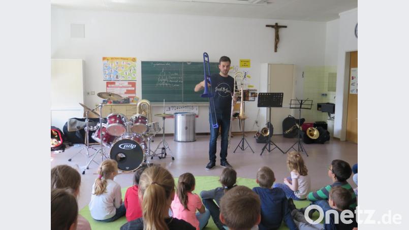 &quot;Beide Posaunen klingen gut, obwohl sie aus verschiedenen Materialien sind“ erklärte Patrick Oroudji den Kulmainer Schülern. Bild: jzk
