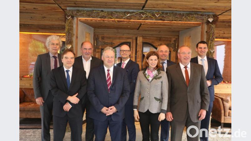 Landrat Wolfgang Lippert (von links, Tirschenreuth), Regierungsvizepräsident Christoph Reichert, Landrat Willibald Gailler (Neumarkt), Landrat Richard Reisinger (Amberg-Sulzbach), Thomas Unger (Regierung der Oberpfalz), Landrätin Tanja Schweiger (Regensburg), Emil Schneider (Präsidium Bayerischer Landkreistag), Landrat Franz Löffler (Cham), Landrat Thomas Ebeling (Schwandorf). Bild: Reimund Früchtl, Landratsamt Cham