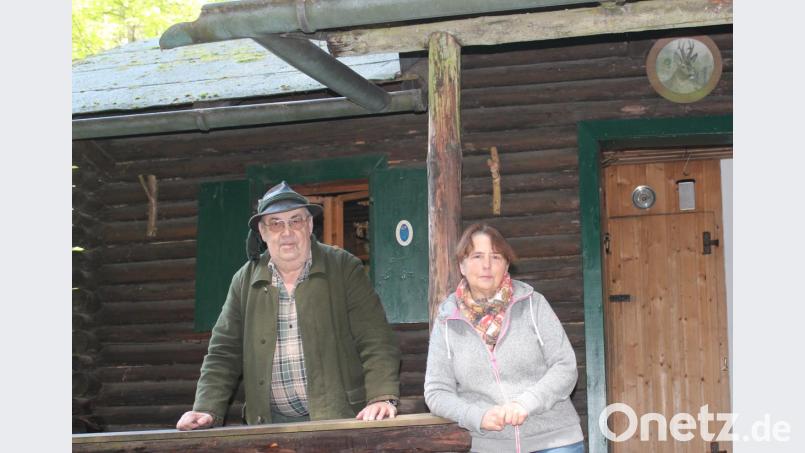Martin und Veronika Jungmann kümmern sich um die Blockhütte und unterstützten das Kinderhaus bei den Erlebnistagen. Bild: Susanne Forster