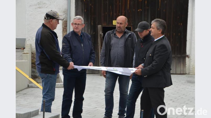 Im Vorher- und Nachher-Vergleich ist eine deutliche Aufwertung der Hinterhöfe, angrenzend an die Lange Gasse, festzustellen. Seniorchef Johann Schieder, Ingenieur Dietmar Hammerl, Außendienstleiter Karl Frey, Juniorchef Markus Schieder und Bürgermeister Andreas Wutzlhofer (von links nach rechts) bei einem abschließenden Gespräch. Bild: dob