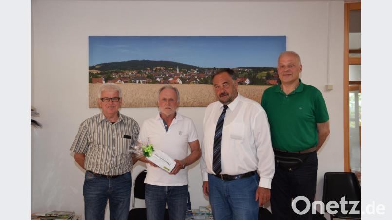 An seinem Geburtstag wurde Hugo Götz (Zweiter von links) von Kämmerer Josef Götz (links), Bürgermeister Josef Beimler (Zweiter von rechts) und Verwaltungsleiter Karl-Heinz Schmidt (rechts) in den Ruhestand verabschiedet Bild: fla