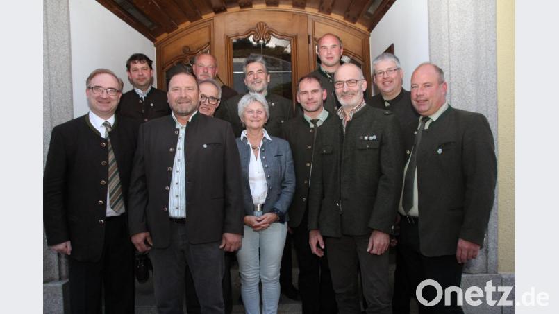 Die Neuwahlen bei der Jagd-Kreisgruppe sind erfolgreich über die Bühne gebracht. In den nächsten drei Jahren stehen (vorne, von links) Vorsitzender Alexander Flierl, die Stellvertreter Peter Leibl und Klothilde Koller, Schatzmeister Manfred Mösbauer und Schriftführer Mark Liebermann an der Spitze. Bild: frd