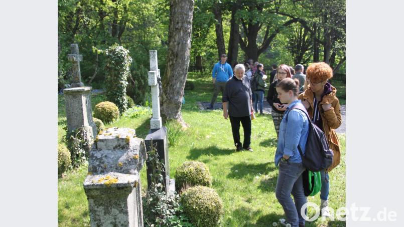 Friedhof Paulusbrunn - Betroffenheit , Diskussionen und viele Fragen an die Zeitzeugen Bild: cr