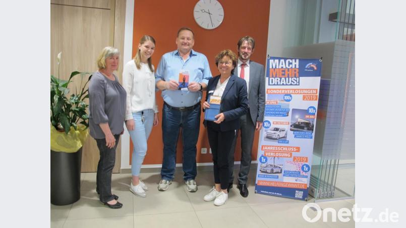 Raiffeisen-Geschäftsstellenleiterin Karin Lindner (Zweite von rechts) mit ihrem Team freut sich mit dem Gewinner Wolfgang Rappl (Mitte) über die Wellness-Reise. Bild: gi