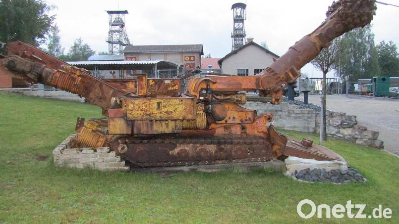 Die 28 Tonnen schwere Teilschnittgewinnungsmaschine AM50 wurde im Herbst auf dem Freigelände bei der Museumsauffahrt neu aufgebaut und erhält noch eine Beleuchtung. Kostenlose Unterstützung mit Kran und LKW bot Betonwerk Ficker bei der mehr als fünfstündigen Umsetzung in die Museumsauffahrt. Bild: sck