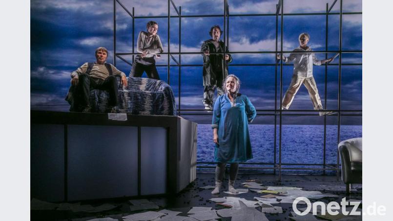 Der Este Klaus (Michael Haake), die Frau (Silke Heise), der Russe (Thomas Weber), die Afghanin (Franziska Sörensen) und die Professorin (Susanne Berckhemer) erzählen in ihren Monologen von ihren Erlebnissen vor, während und nach dem Dritten Weltkrieg. Bild: Jochen Quast