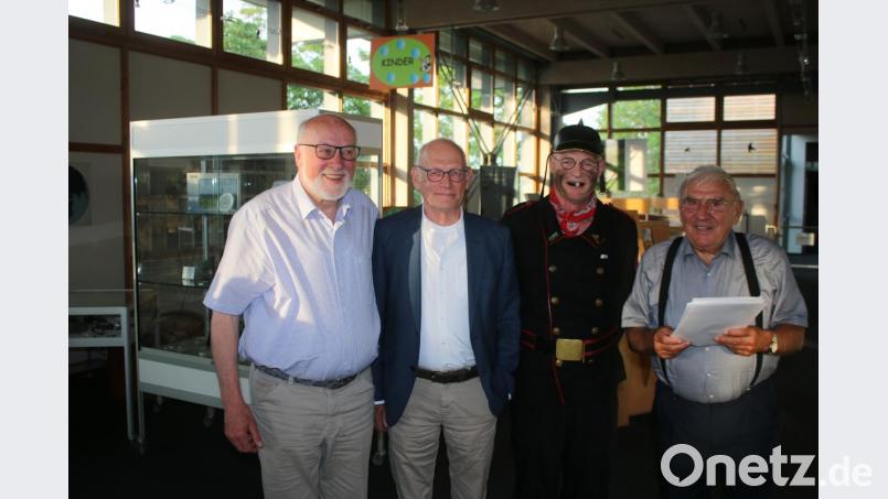 Norbert Neugirg (Zweiter von rechts) von der Altneihauser Feierwehrkapell'n taucht unerwartet bei der Verabschiedung auf und hält eine besondere Laudatio für die drei Scheidenden Georg Stahl, Claus Chuhr und Gert Wölfel (von links). Bild: sne