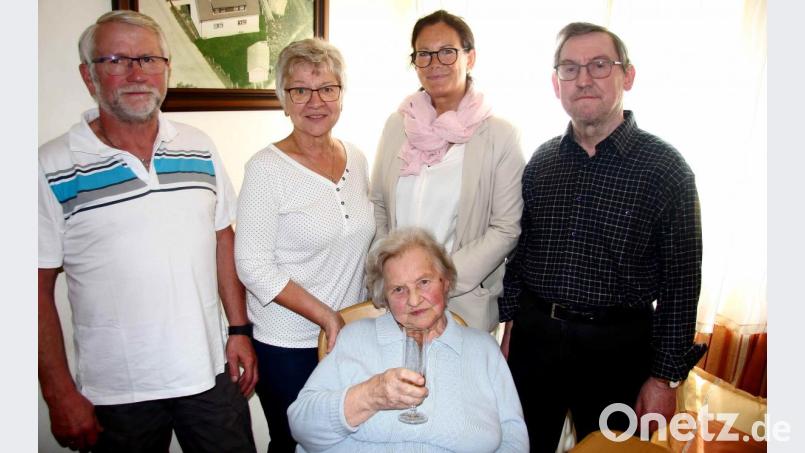 90. Geburtstag feierte Anna Dehmel (vorne). Es gratulierten (von links) Schwiegersohn Josef Steinkohl, Tochter Agnes Steinkohl, Bürgermeisterin Friederike Sonnemann und Sohn Georg Dehmel. Bild: wro