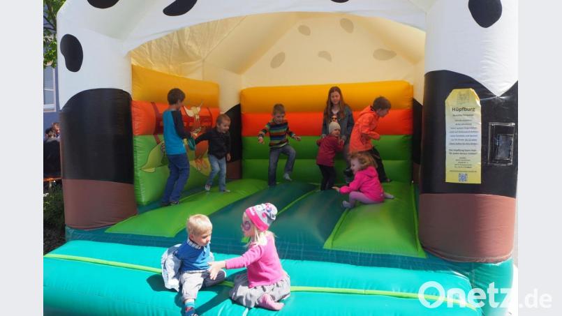 Die Hüpfburg nutzen alljährlich Kinder und Jugendliche zum Umhertollen und zu einem netten Plausch zu Zweit. Bild: gz