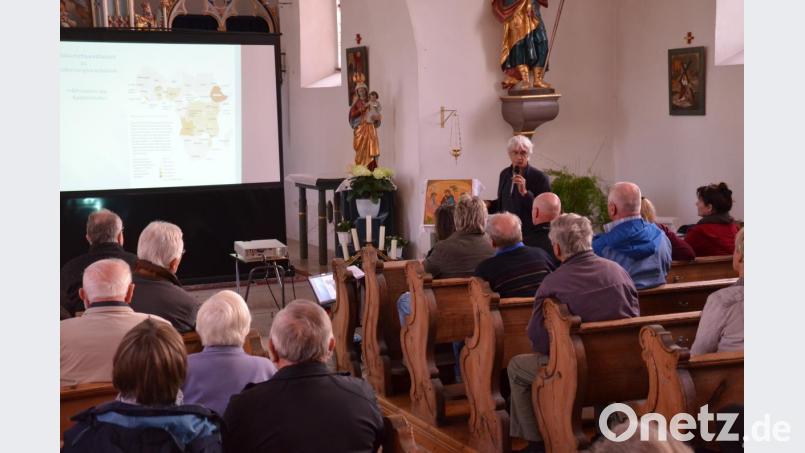 Selbst recherchiert präsentiert Matthias Langer aus Reichenau (im Hintergrund) seine Eindrücke vom großen Kontinent Afrika. Bild: fjo