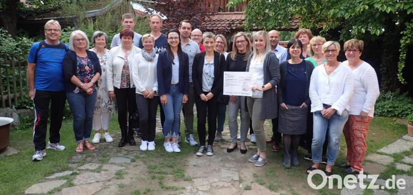 Bettina Schottenheim und Petra Stahl, Organisatorinnen der „Typisierungsaktion Moritz“, nahmen den Scheck von Personalleiter Markus Block entgegen. Bild: exb