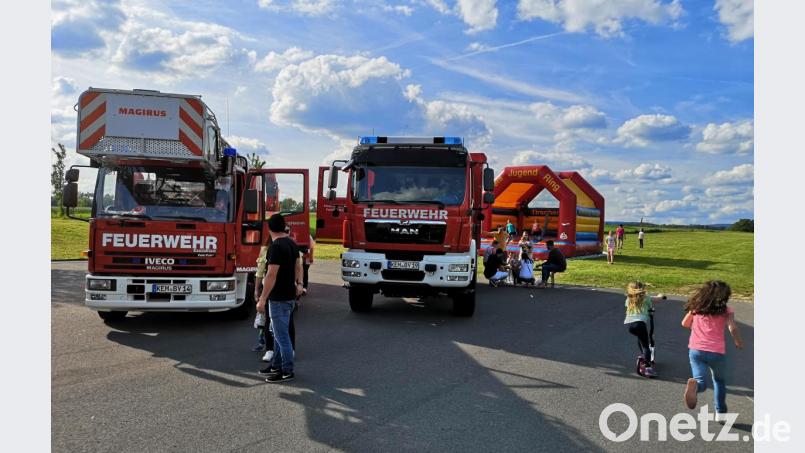 Zur Hüpfburg oder doch lieber zu den Feuerwehrfahrzeugen? Eigentlich egal, denn beim Fest der Kemnather Brandschützer ist für beides genügend Zeit. Bild: mde