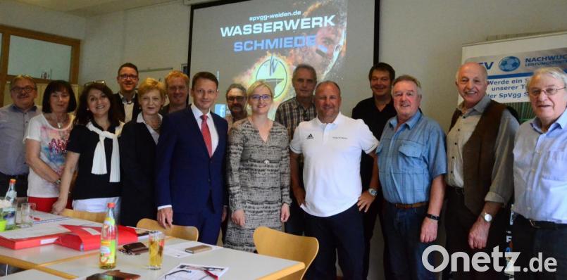 Die Weidener Genossen diskutieren mit dem Boss der SpVgg SV Weiden, Michael Kurz (Fünfter von rechts) über die Lage des Vereins. Bild: Kunz