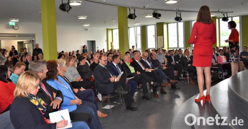 Rund 250 Pädagogen aus den verschiedenen Schulen kommen zum Digitalen Schulentwicklungstag in der Grafenwöhrer Grund- und Mittelschule zusammen. Bild: rgr