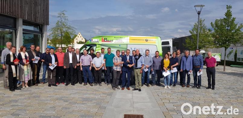 Bürgermeister Franz Stahl (vorne in der Mitte) bedankte sich bei den Firmenvertretern, und übergab ihnen Urkunden für ihr Engagement. Bild: jss